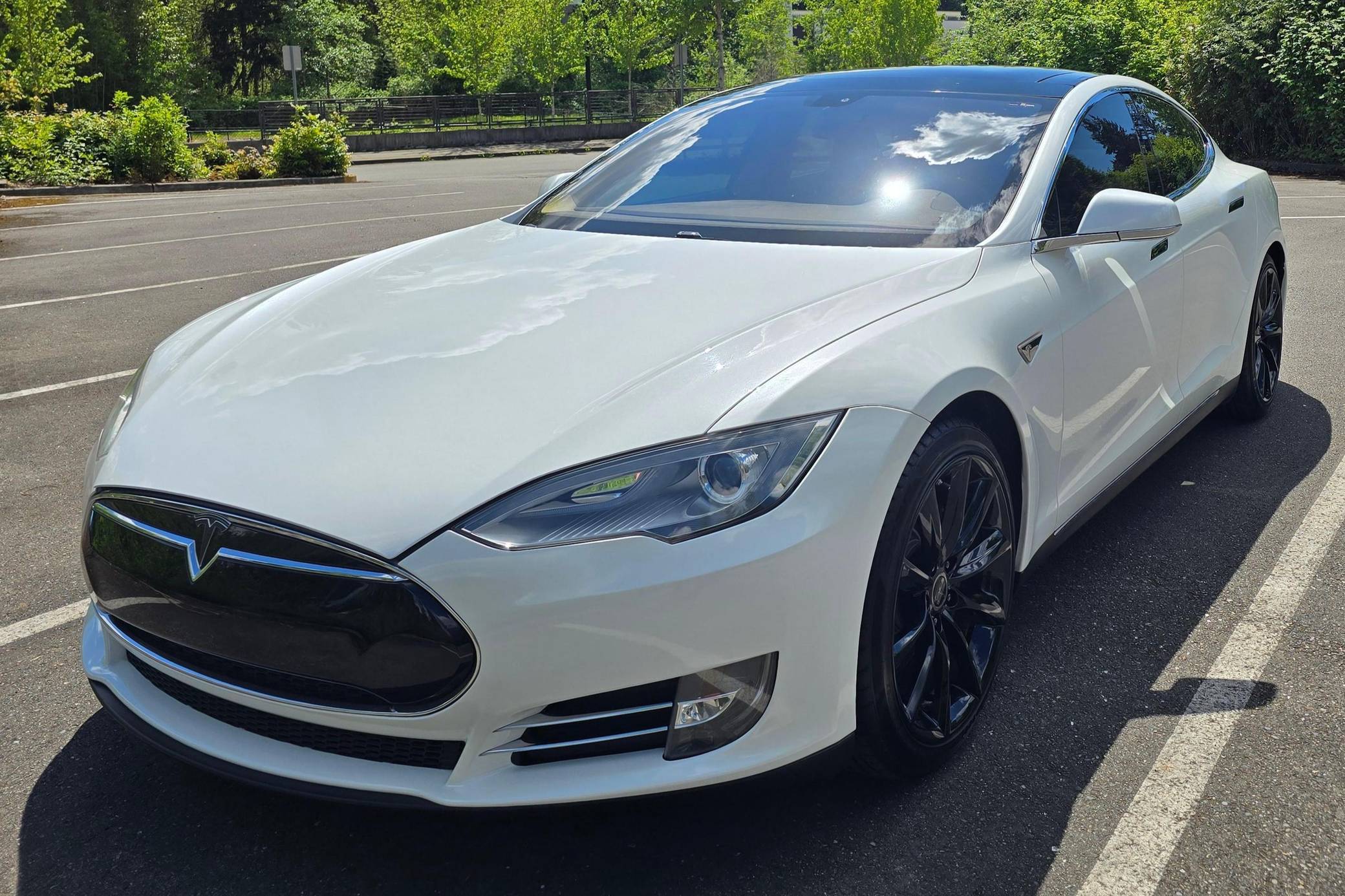 Белый Tesla Model S сбоку