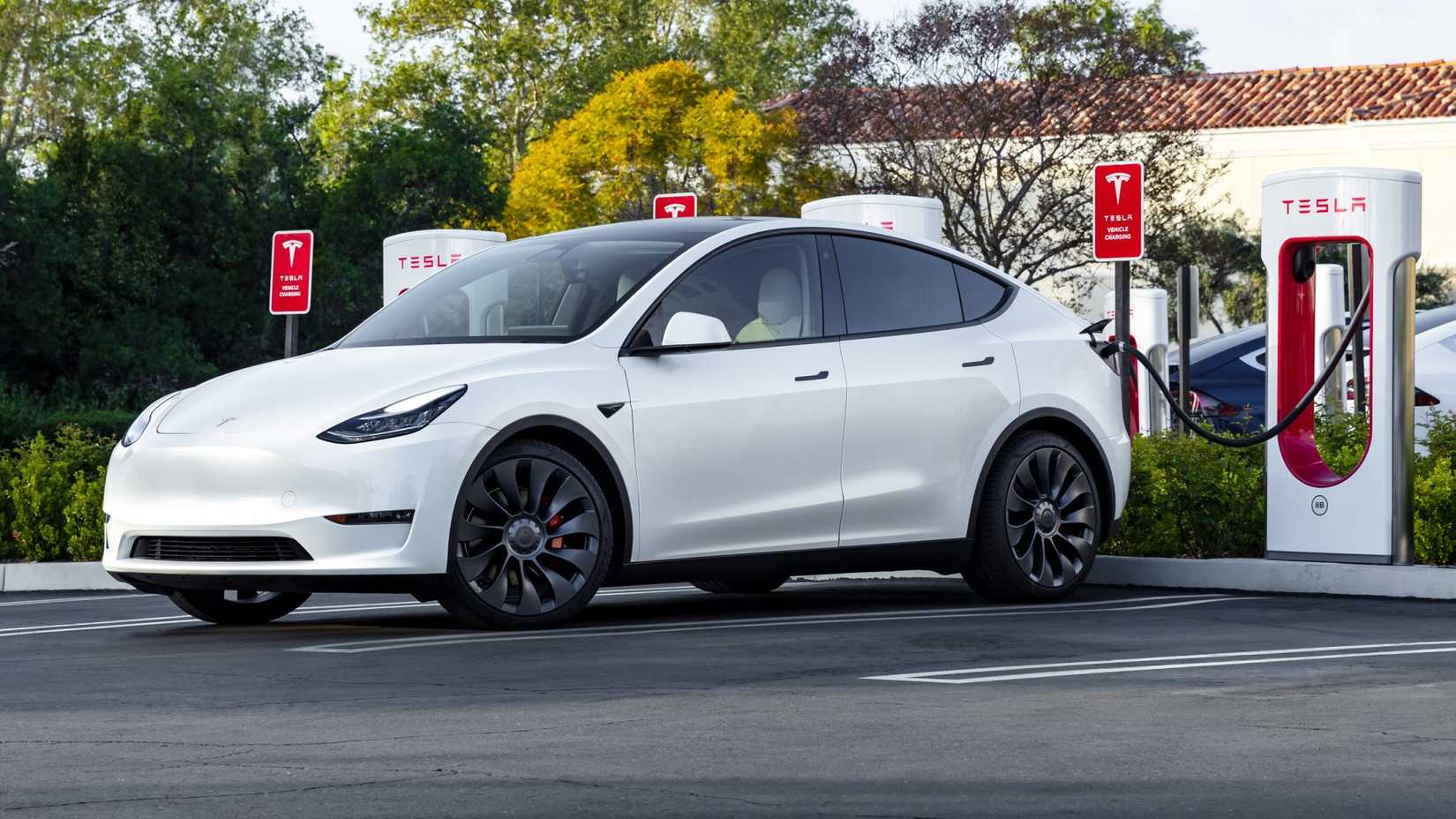 Белый Tesla на станции Supercharger